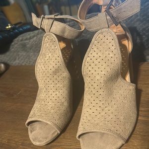 Brought from target wear once hi heel great condition